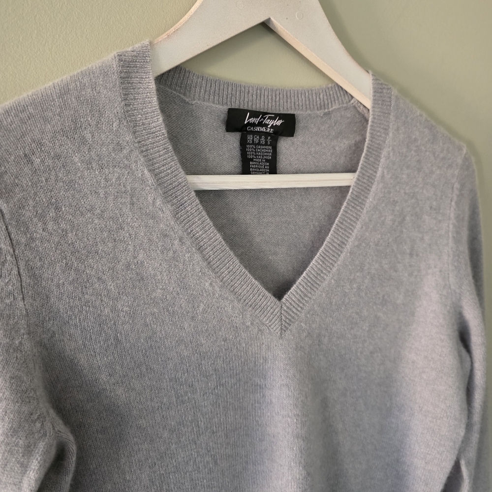 NWOT Lord & Taylor XS Quiet Luxury Modern Contemporary Cashmere V Neck Sweater - Picture 6 of 11